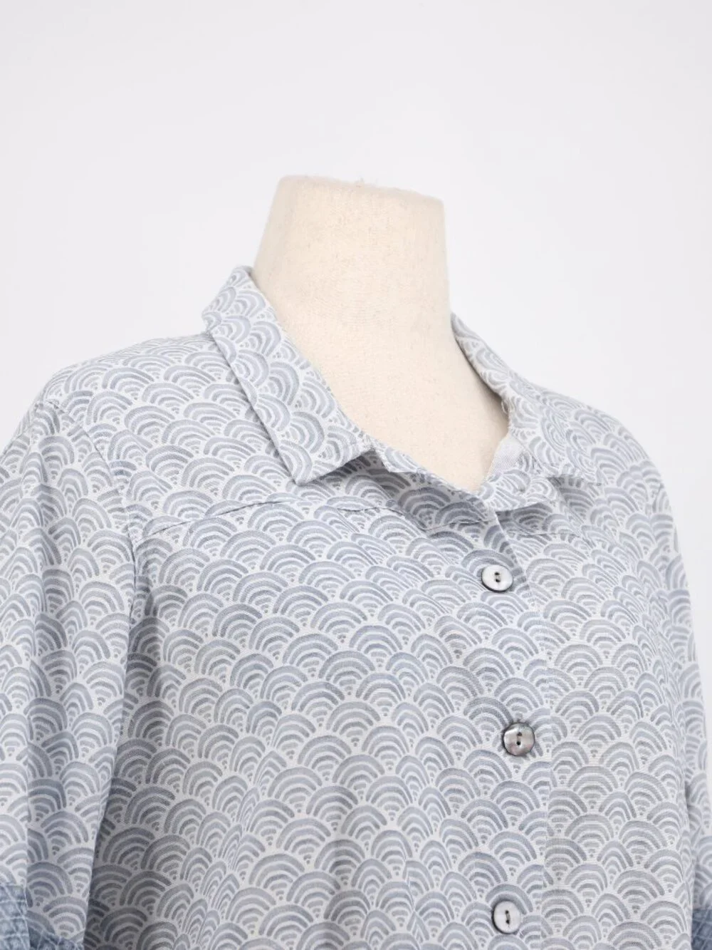 MULTIPLES Linen Blend Bell Sleeve Ruffled Hem Top in Blue Pattern Size XLp - Picture 3 of 6